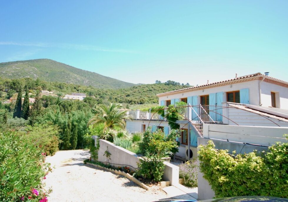 a vendre Roquebrun Gite piscine vue