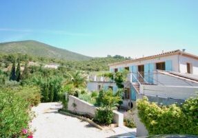 a vendre Roquebrun Gite piscine vue
