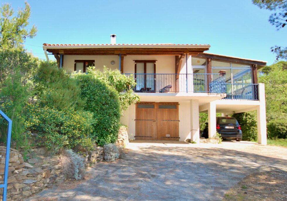 a vendre villa Roquebrun 34 Herault avec piscine et belle vue